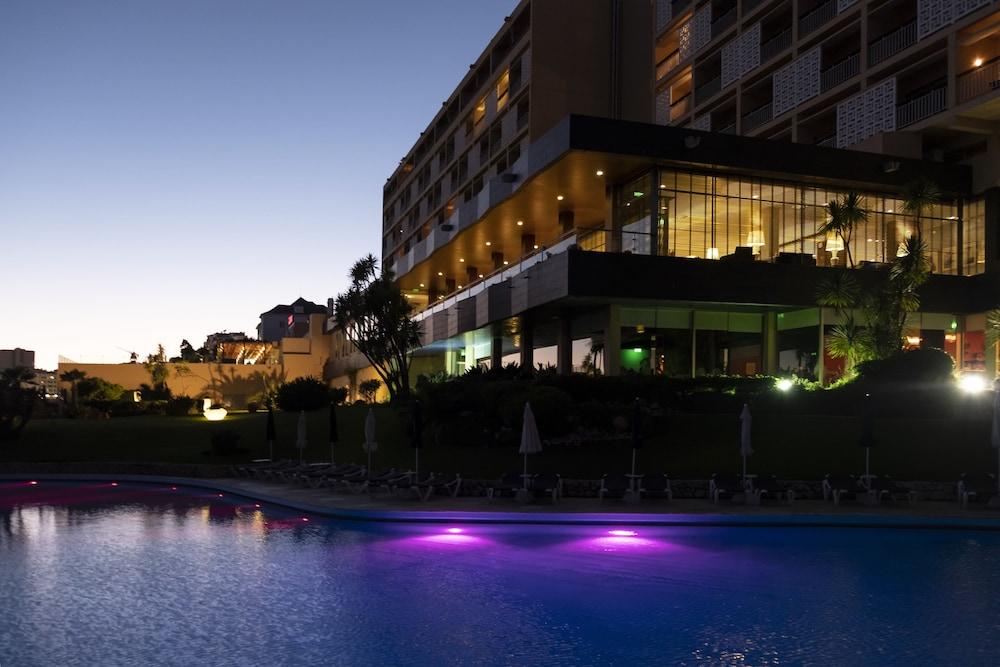 โรงแรมอัลการ์เว กาสิโน ปอร์ติเมา ภายนอก รูปภาพ The hotel at night