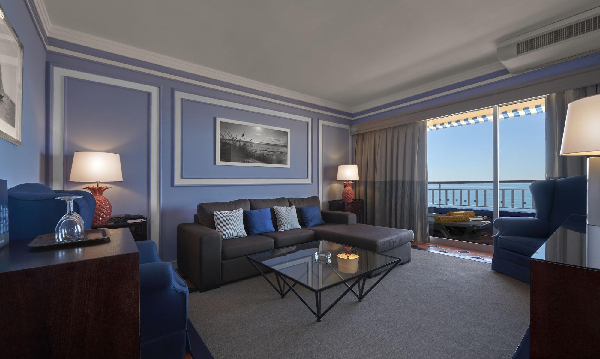 โรงแรมอัลการ์เว กาสิโน ปอร์ติเมา ภายนอก รูปภาพ A living room at the Hilton San Diego Bayfront