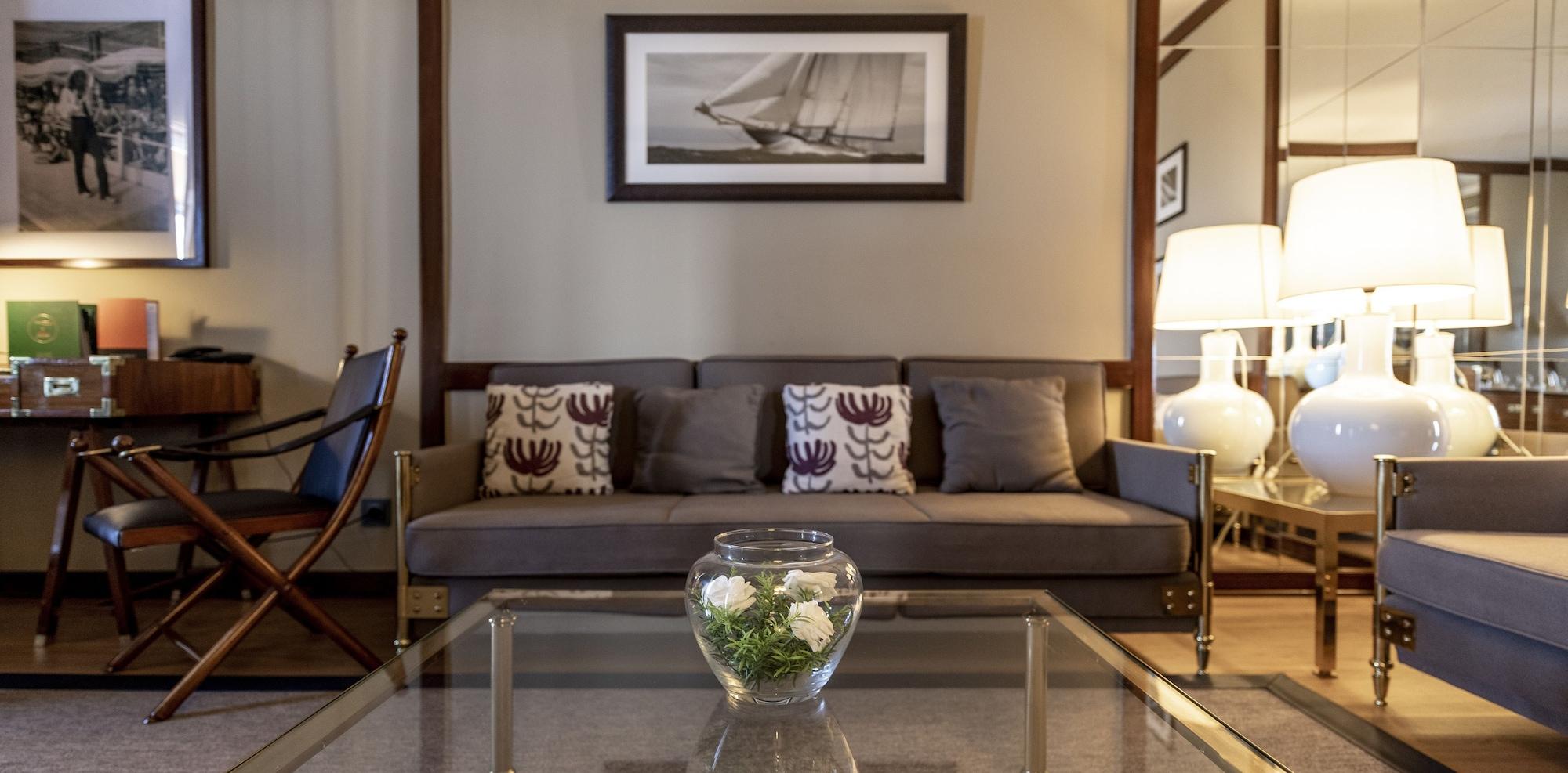 โรงแรมอัลการ์เว กาสิโน ปอร์ติเมา ภายนอก รูปภาพ A living room in a suite at the hotel