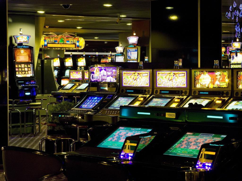 โรงแรมอัลการ์เว กาสิโน ปอร์ติเมา ภายนอก รูปภาพ A row of pachinko machines