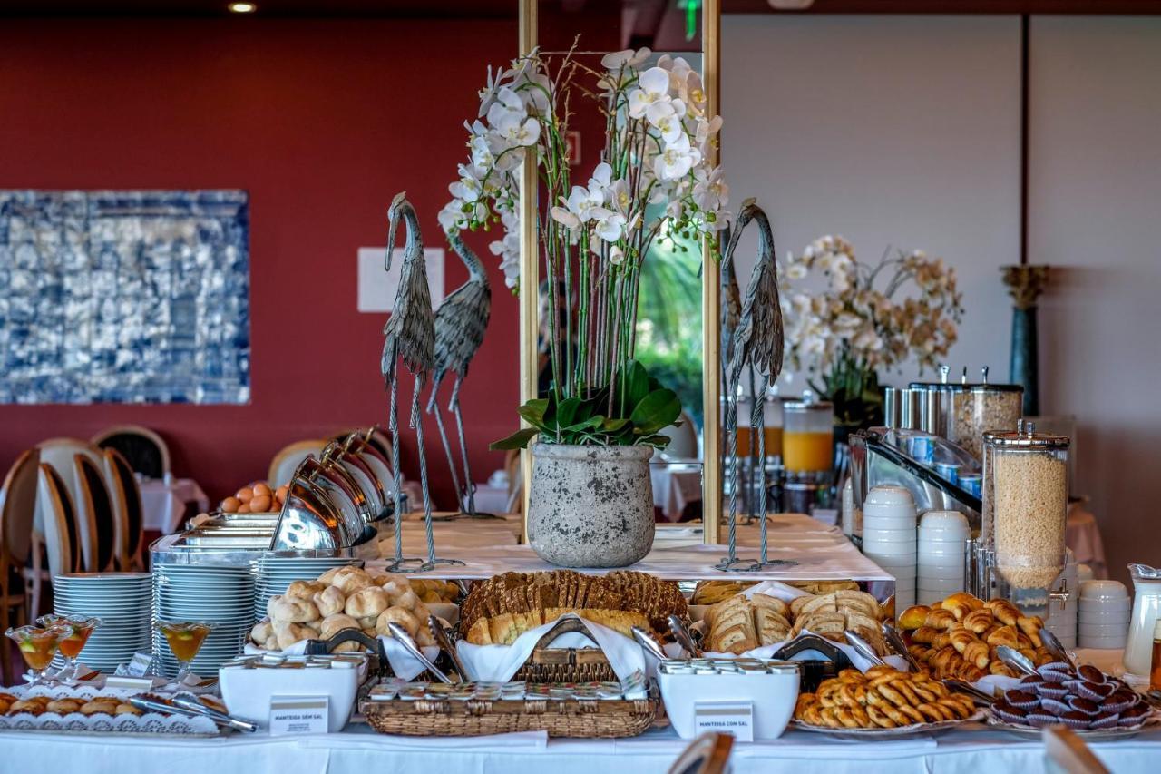 โรงแรมอัลการ์เว กาสิโน ปอร์ติเมา ภายนอก รูปภาพ A buffet at a hotel