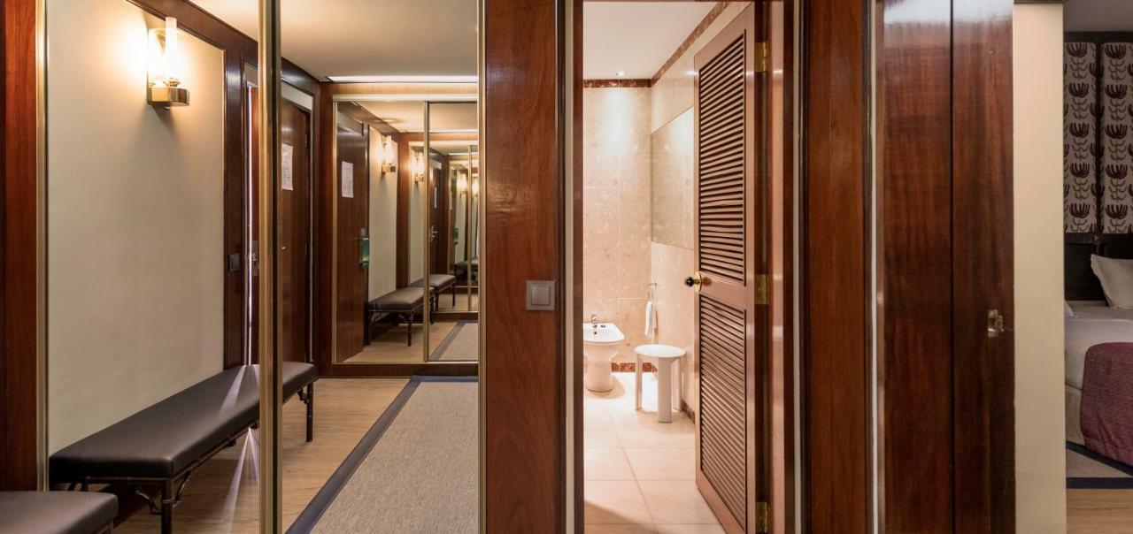 โรงแรมอัลการ์เว กาสิโน ปอร์ติเมา ภายนอก รูปภาพ A bathroom in a hotel